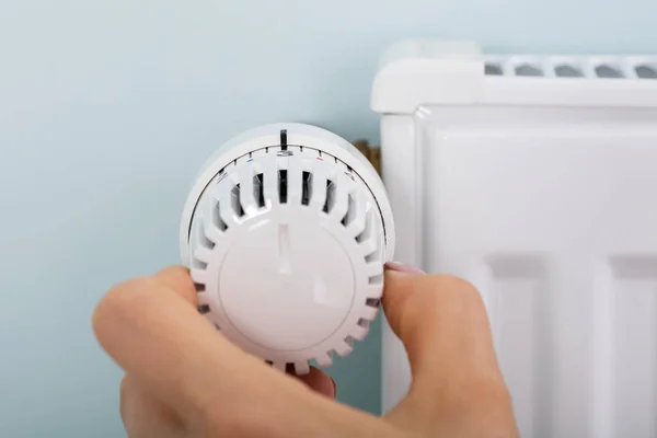 Female Hand Adjusting Thermostat Valve — Stock Photo, Image