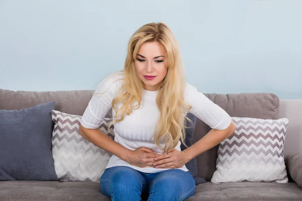 Mujer con dolor de estómago —  Fotos de Stock