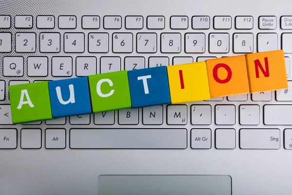 Auktion Word med kuber — Stockfoto