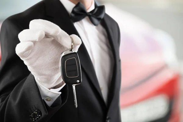 Valet Boy Holding chiave dell'automobile — Foto Stock