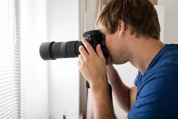 Homem segurando câmera fotografar — Fotografia de Stock