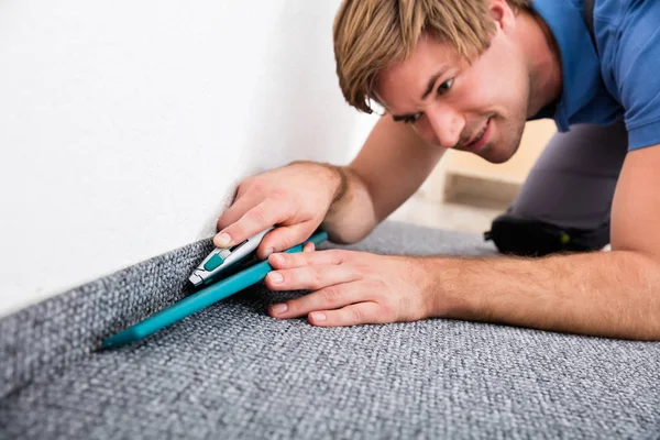 Craftsman Cutting Carpet — Stock Photo, Image