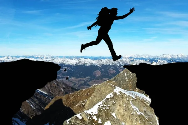 Hombre saltando entre montañas — Foto de Stock