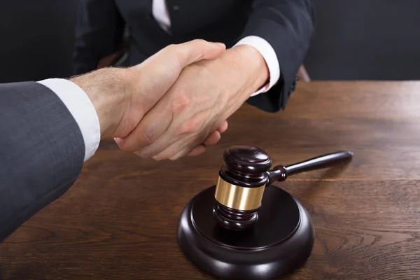 Klienten och domare skakar hand — Stockfoto