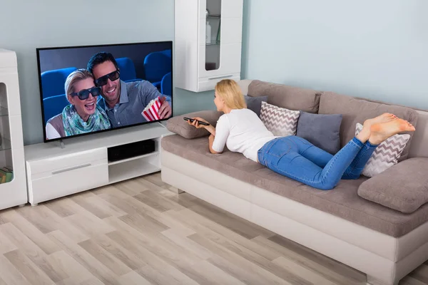 Mulher assistindo televisão em casa — Fotografia de Stock