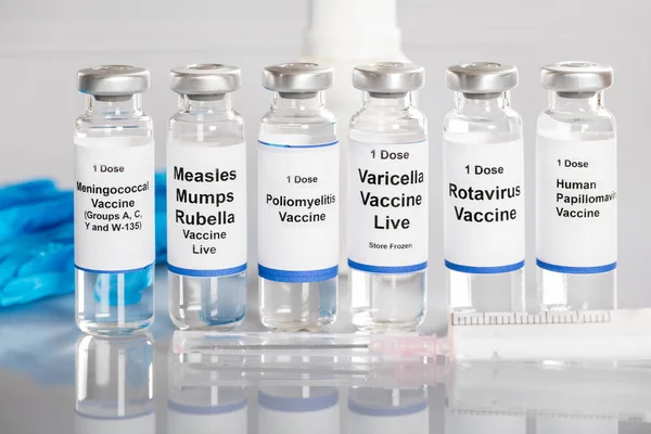 Şırınga ve aşı şişeleri — Stok fotoğraf