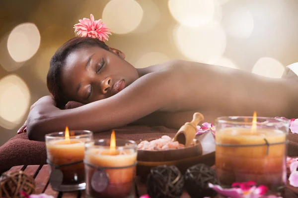 Frau entspannt sich im Wellnessbereich — Stockfoto