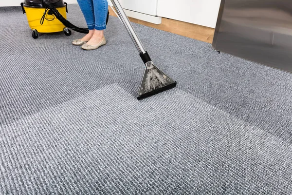 Vacuum cleaner di karpet — Stok Foto