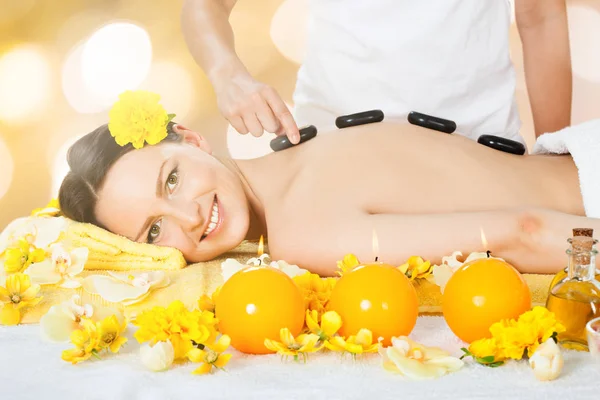 Mujer recibiendo terapia de piedra caliente — Foto de Stock