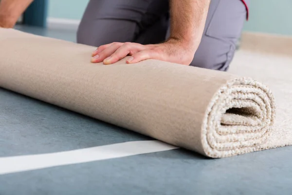Руки прокатки килим — стокове фото