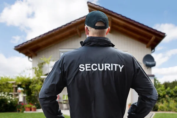 Wache steht vor Haus — Stockfoto