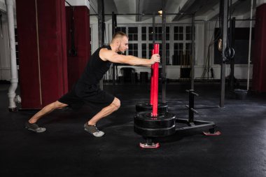 Egzersiz yaparak erkek atlet