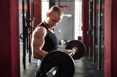 Egzersiz yaparak erkek atlet