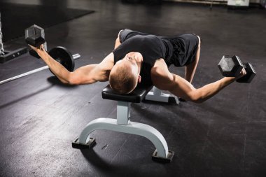 Egzersiz yaparak erkek atlet