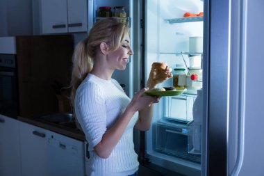 Tatlı yemek yeme kadın