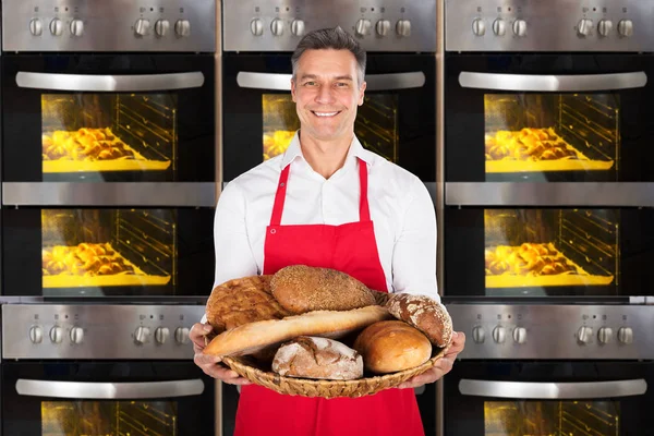 Chef-kok bedrijf rieten mand — Stockfoto