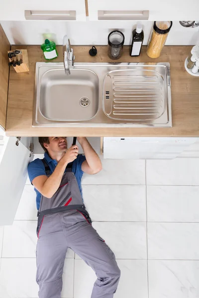 Sorrindo encanador Fixing Sink — Fotografia de Stock