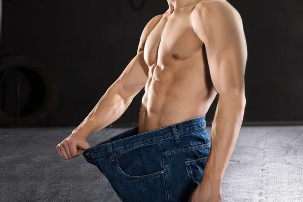 Muž na sobě volné džíny — Stock fotografie
