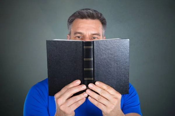 Man leesboek — Stockfoto