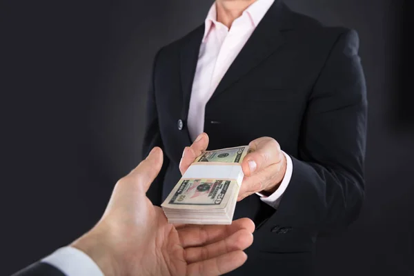 Επιχειρηματίας λαμβάνει χαρτονομίσματα — Φωτογραφία Αρχείου