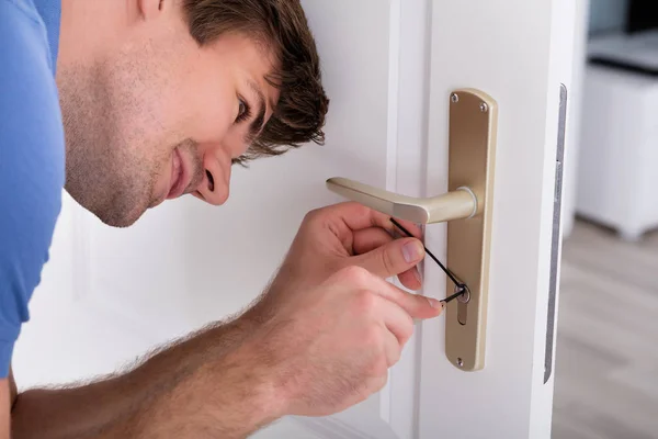 Lockpicker om fastställande av dörrhandtag — Stockfoto