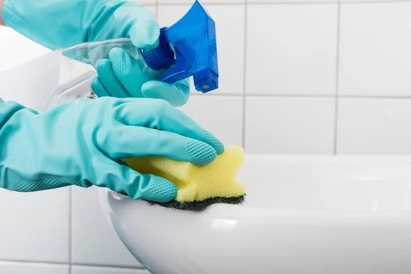 Person Cleaning sink — Stock Photo, Image