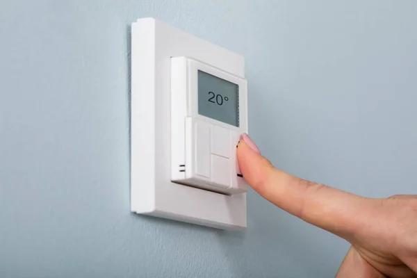 Osoba ustawienie termostatu — Zdjęcie stockowe