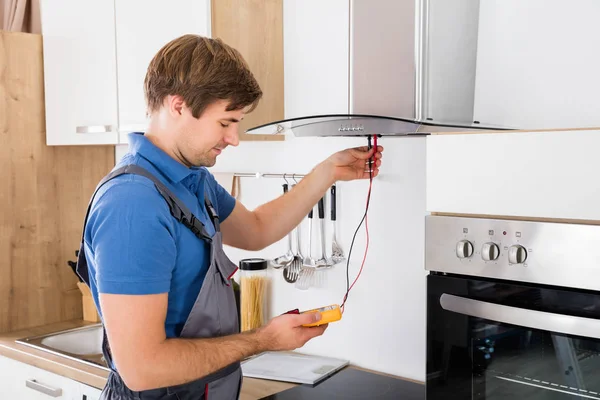 Repairman Checking Extractor Filter — Stock Photo, Image