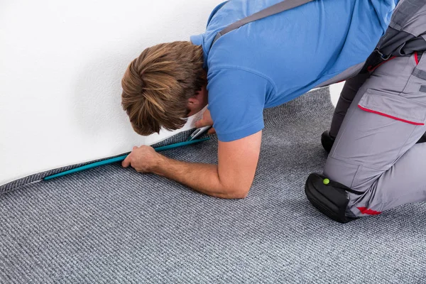 Artesano de montaje de la alfombra — Foto de Stock