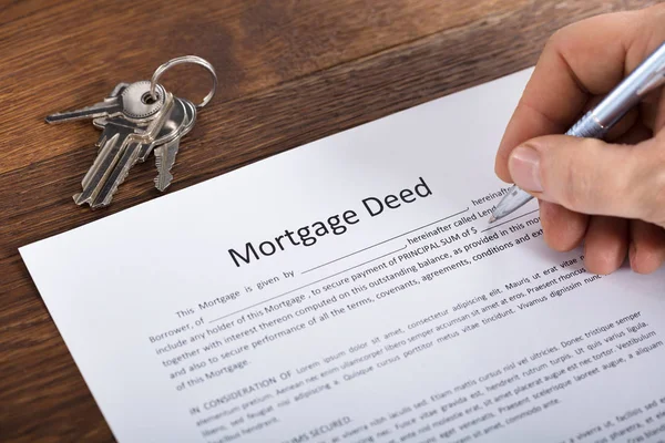 Person Filling Mortgage Document — Stock Photo, Image