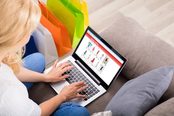 Mujer de compras en línea utilizando el ordenador portátil — Foto de Stock