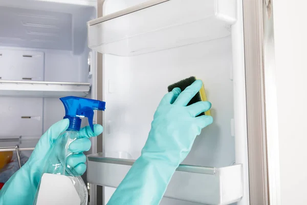 Person Hand Cleaning Refrigerator — Stock Photo, Image