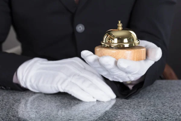 Servitören innehar tjänsten Bell — Stockfoto