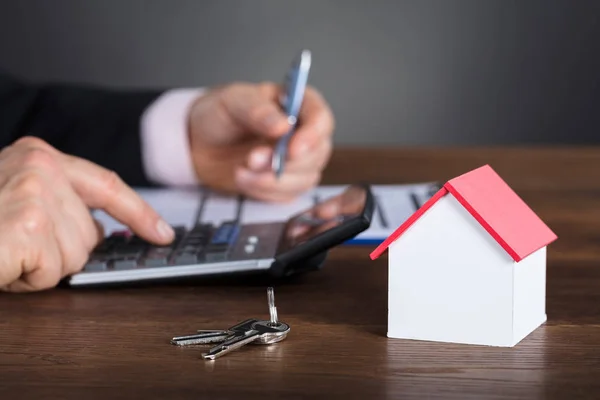 Belastingberekening door Model huis en munten — Stockfoto