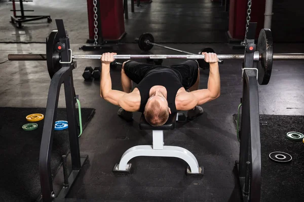 Hombre atleta haciendo ejercicio — Foto de Stock