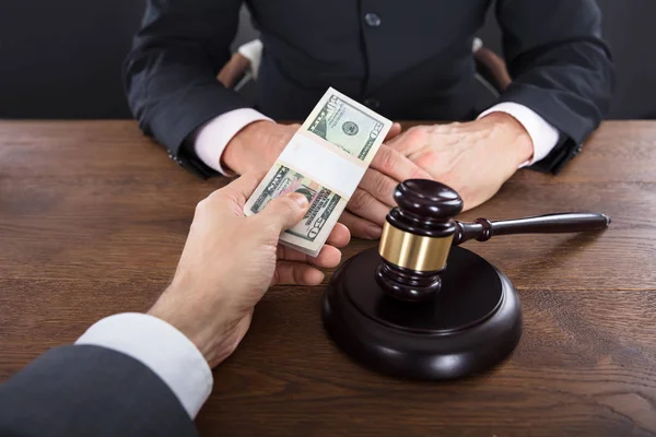 Forretningsmann gir bestikkelse til dommer – stockfoto