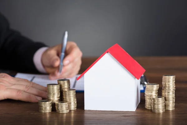 Calcolo delle tasse per modello Casa e monete — Foto Stock