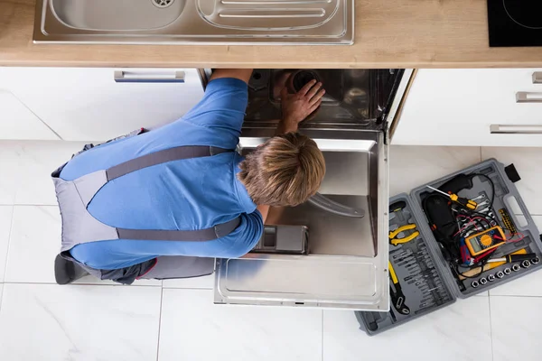 Man Repairing Dishwasher — Stock Photo, Image