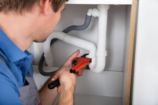 Male Plumber Fixing Sink Pipe — Stock Photo, Image