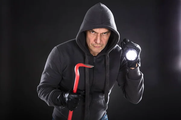 Männlicher Dieb mit Taschenlampe — Stockfoto