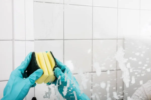 Person Cleaning Mirror — Stock Photo, Image