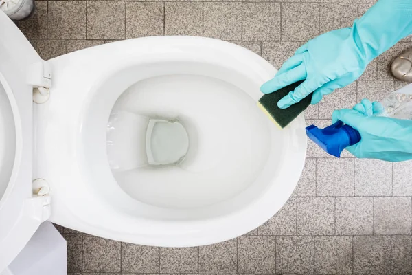 Чистка туалета — стоковое фото