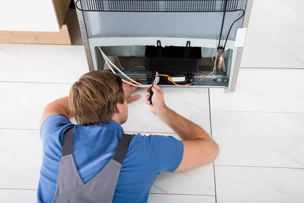 Technician Repairing Refrigerator — Stock Photo, Image