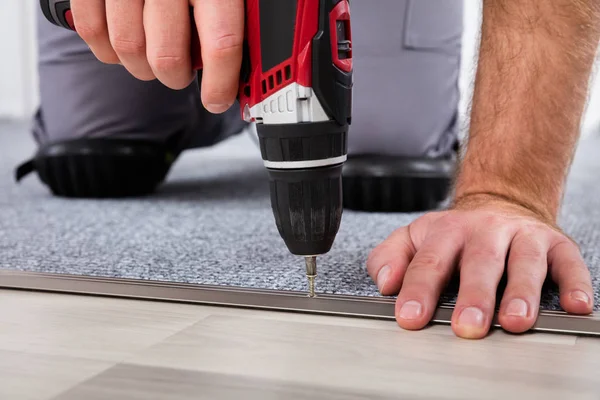 Persoon installeren tapijt op de vloer — Stockfoto
