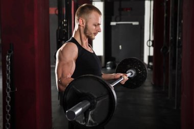 Adam halteri kaldırıyor.