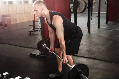 Adam halteri kaldırıyor.