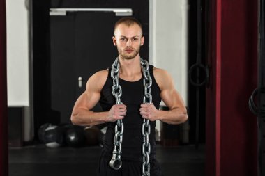 Adam giyen Metal zincir