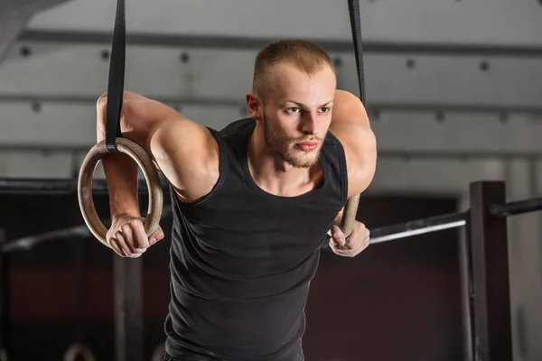 Man Training Arms With Rings — Stock Photo, Image