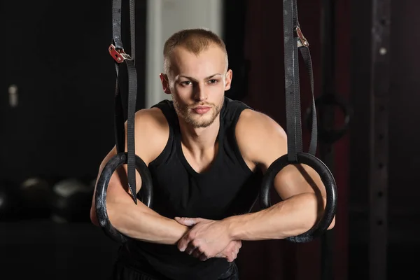 Athlet mit Gymnastikringen — Stockfoto