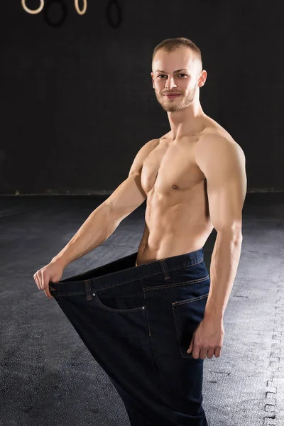 Muž na sobě volné džíny — Stock fotografie